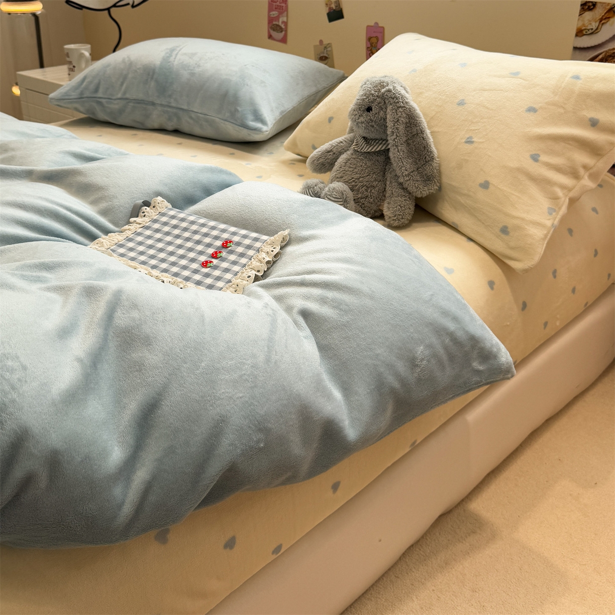 91家纺网 家纺一手货源 找家纺 857家居 2025新款牛奶绒纯色拼格子四件套 奶酪云朵