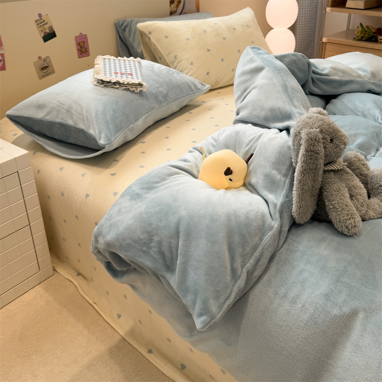 91家纺网 家纺一手货源 找家纺 857家居 2025新款牛奶绒纯色拼格子四件套 奶酪云朵