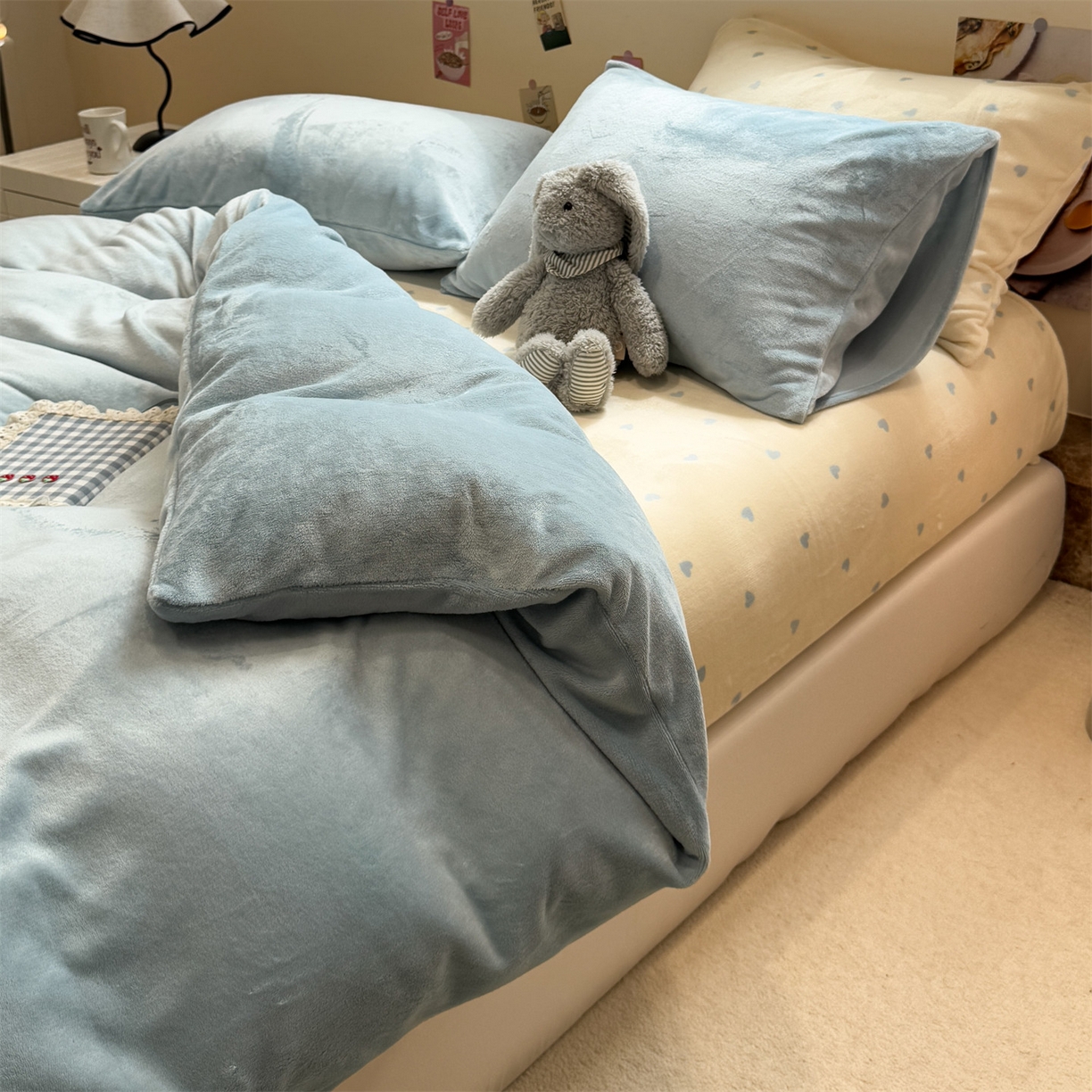 91家纺网 家纺一手货源 找家纺 857家居 2025新款牛奶绒纯色拼格子四件套 奶酪云朵