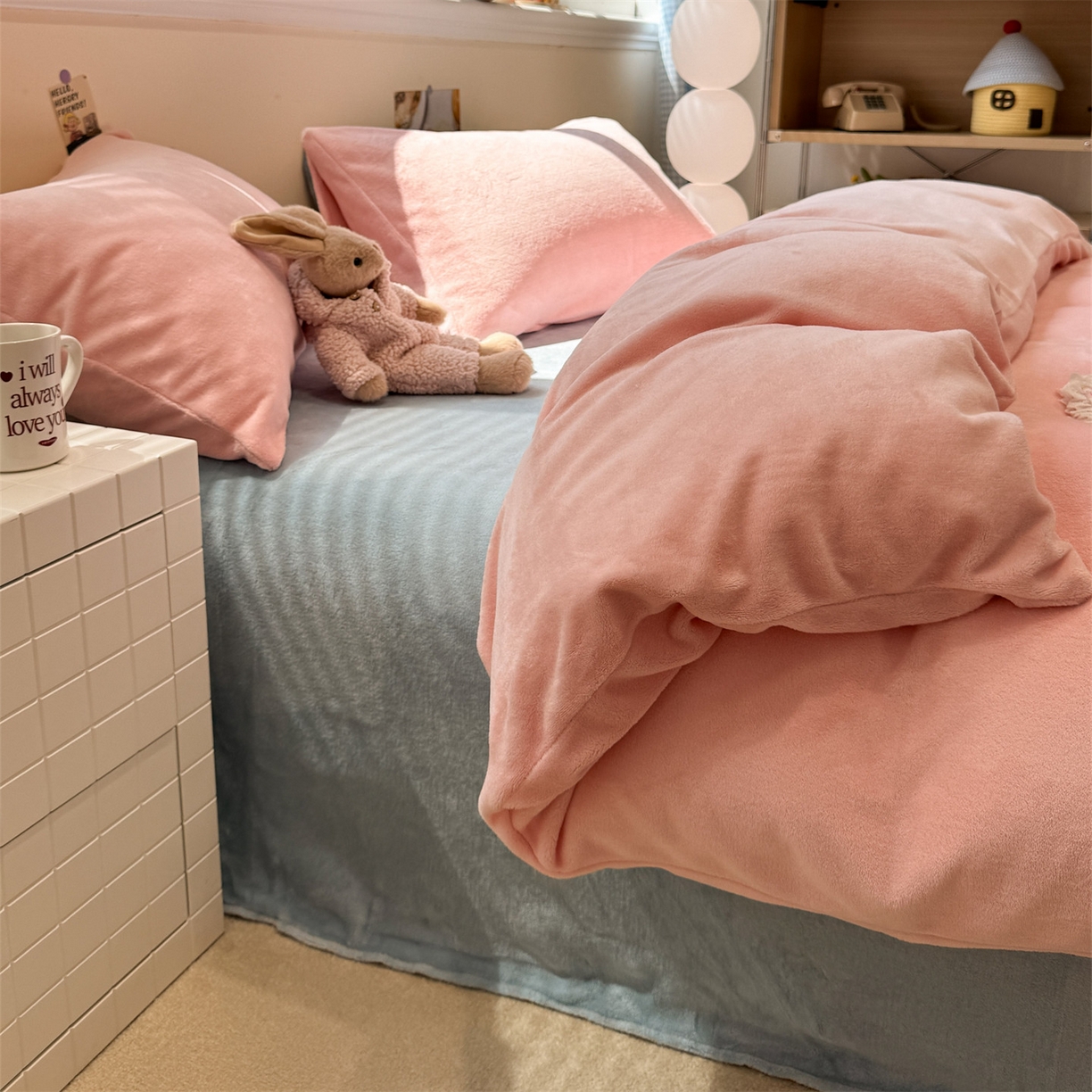 91家纺网 家纺一手货源 找家纺 857家居 2025新款牛奶绒纯色拼格子四件套 怦然心动