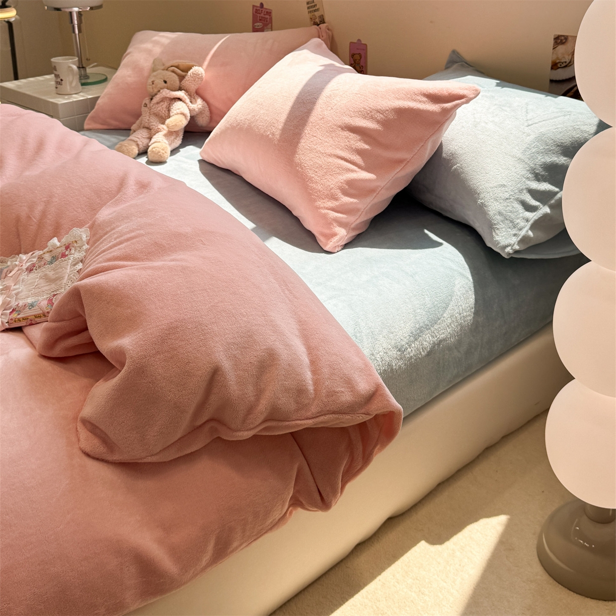 91家纺网 家纺一手货源 找家纺 857家居 2025新款牛奶绒纯色拼格子四件套 怦然心动