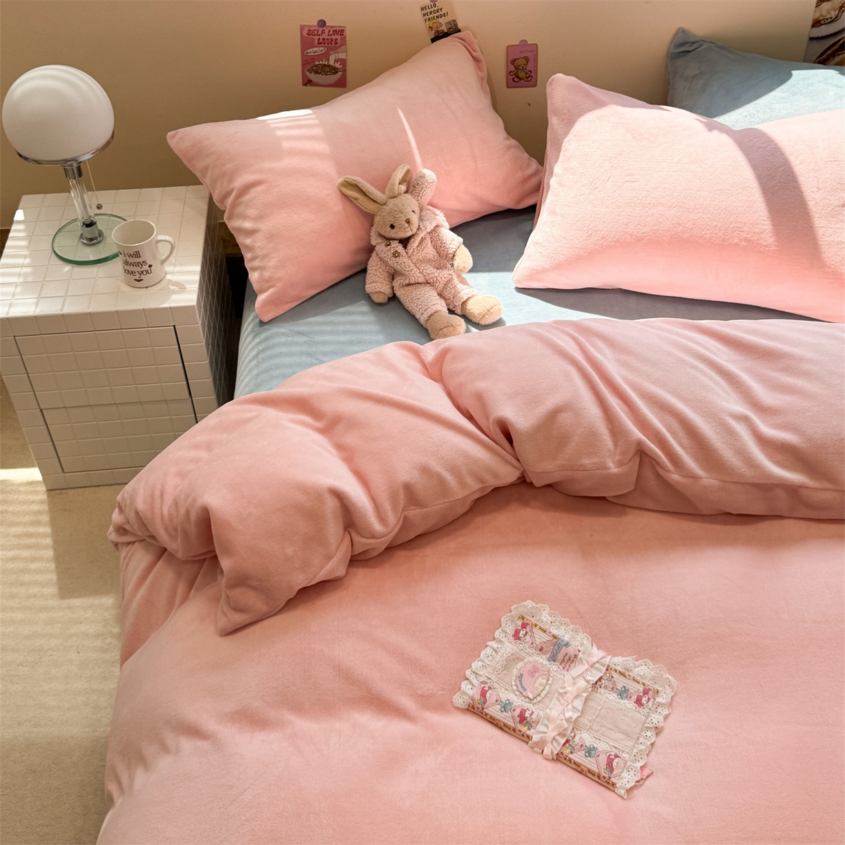 91家纺网 家纺一手货源 找家纺 857家居 2025新款牛奶绒纯色拼格子四件套 怦然心动