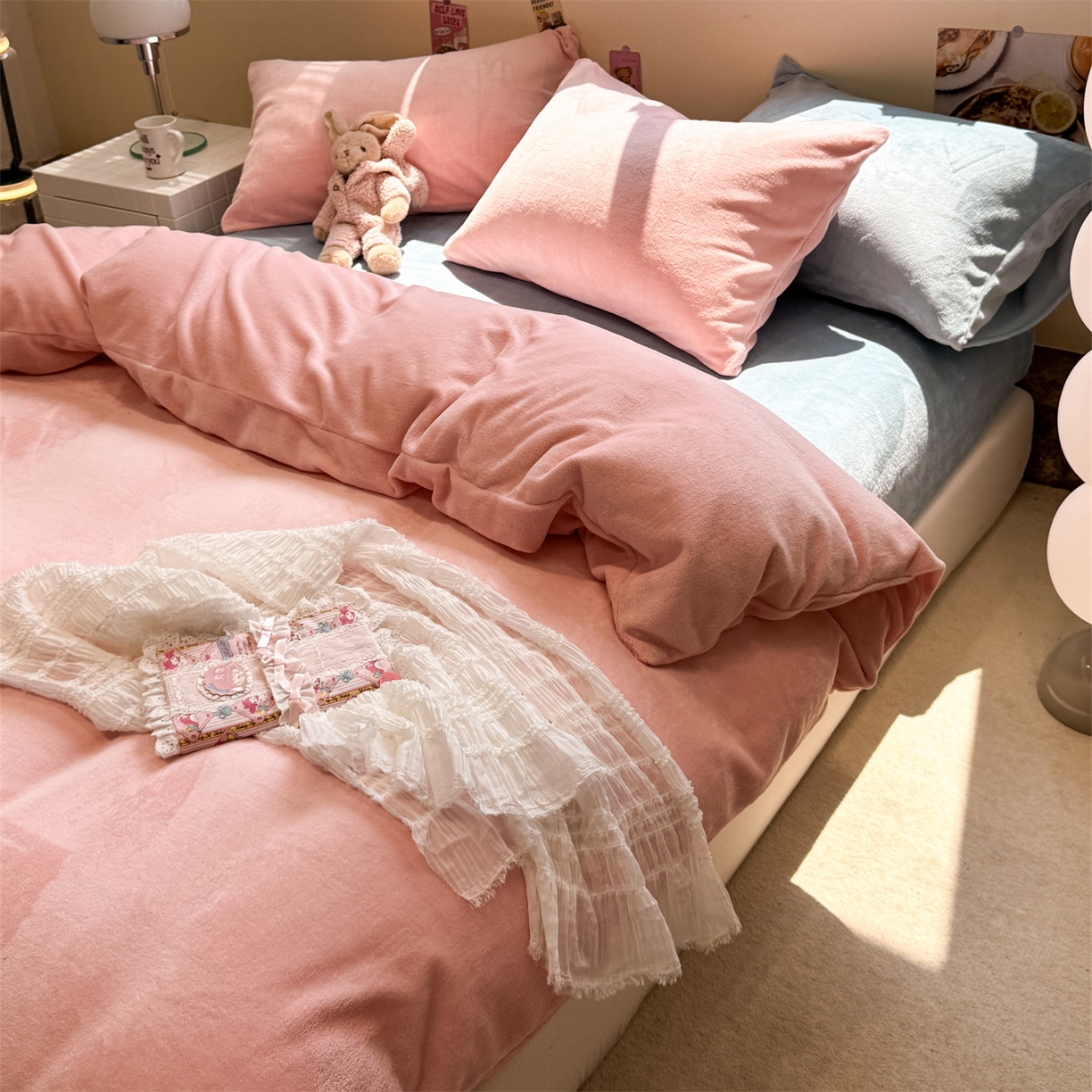 91家纺网 家纺一手货源 找家纺 857家居 2025新款牛奶绒纯色拼格子四件套 怦然心动