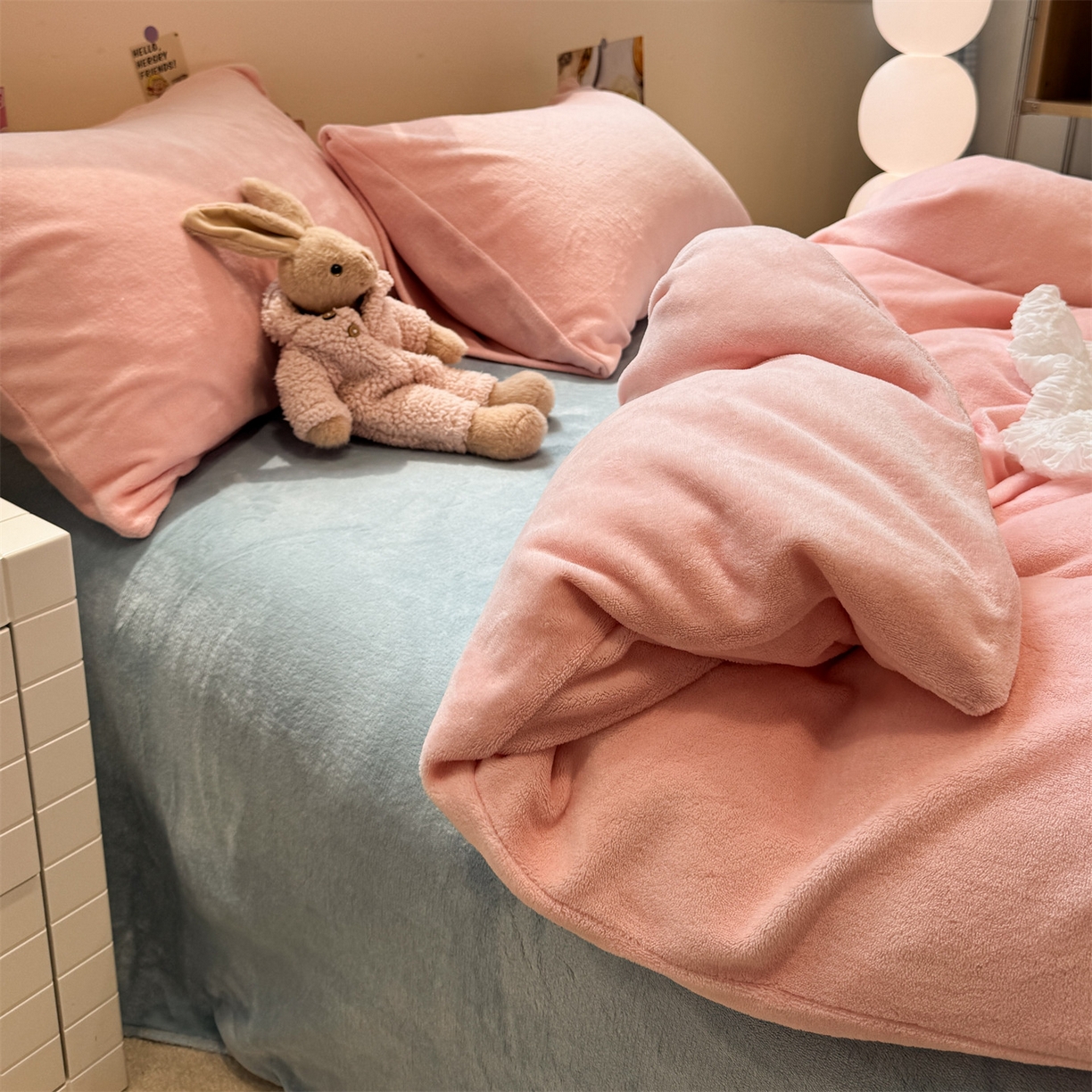 91家纺网 家纺一手货源 找家纺 857家居 2025新款牛奶绒纯色拼格子四件套 怦然心动