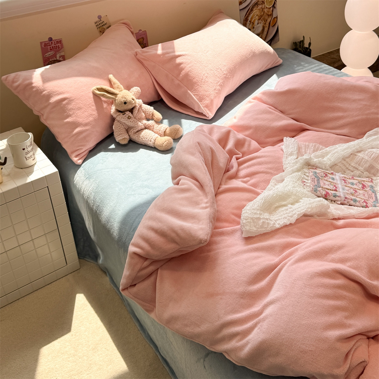 91家纺网 家纺一手货源 找家纺 857家居 2025新款牛奶绒纯色拼格子四件套 怦然心动