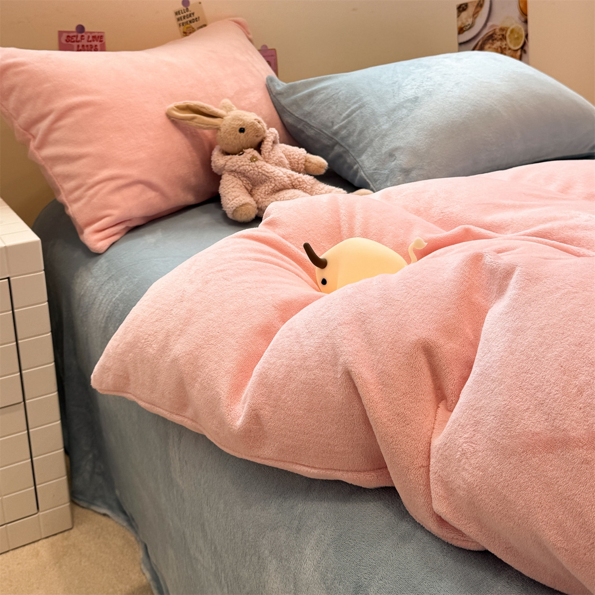 91家纺网 家纺一手货源 找家纺 857家居 2025新款牛奶绒纯色拼格子四件套 怦然心动