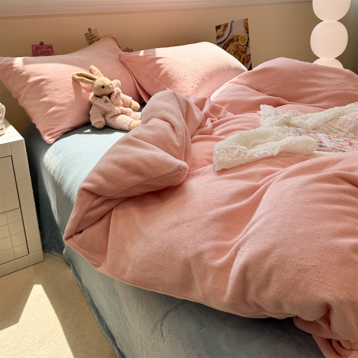 91家纺网 家纺一手货源 找家纺 857家居 2025新款牛奶绒纯色拼格子四件套 怦然心动