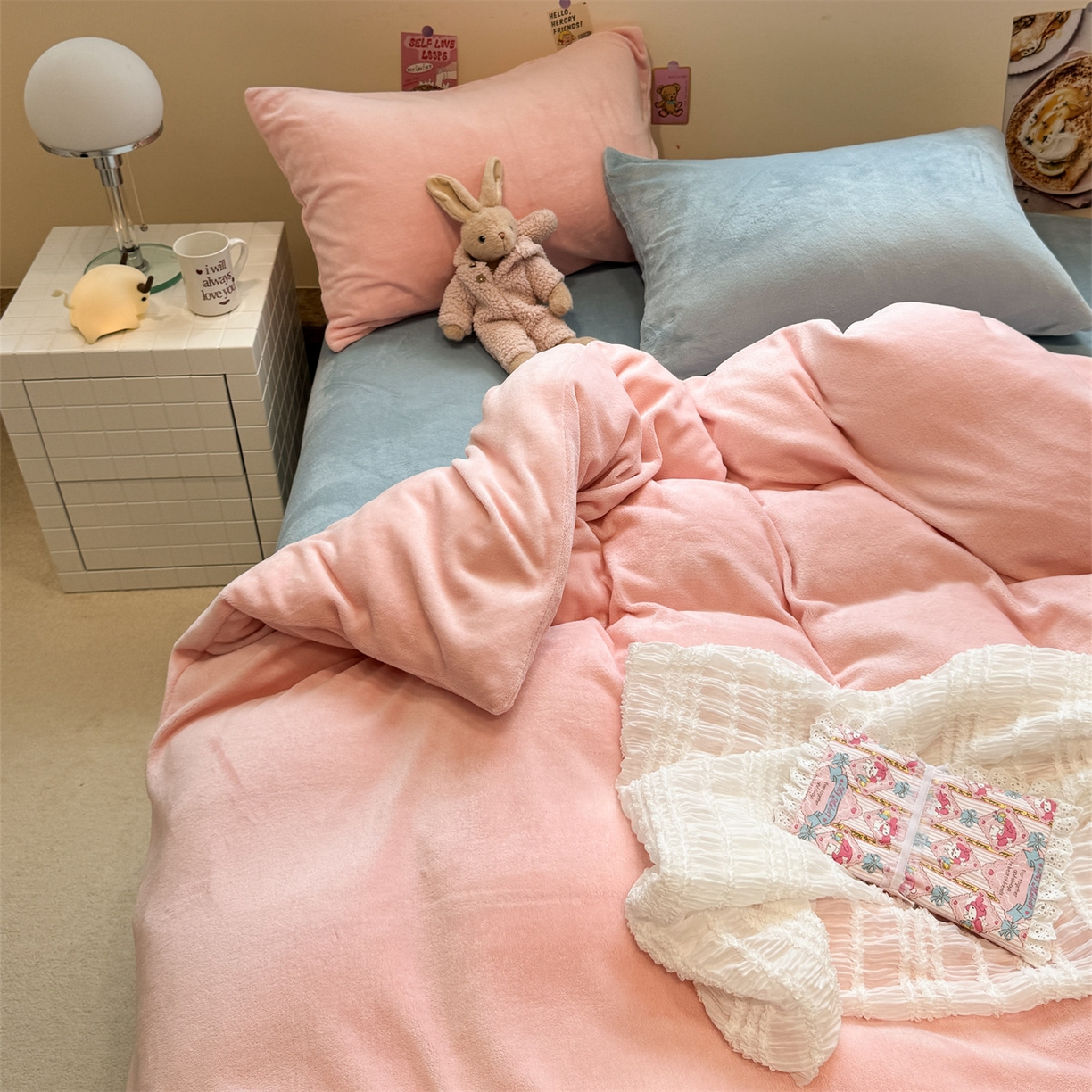 91家纺网 家纺一手货源 找家纺 857家居 2025新款牛奶绒纯色拼格子四件套 怦然心动