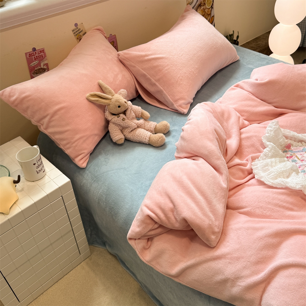 91家纺网 家纺一手货源 找家纺 857家居 2025新款牛奶绒纯色拼格子四件套 怦然心动