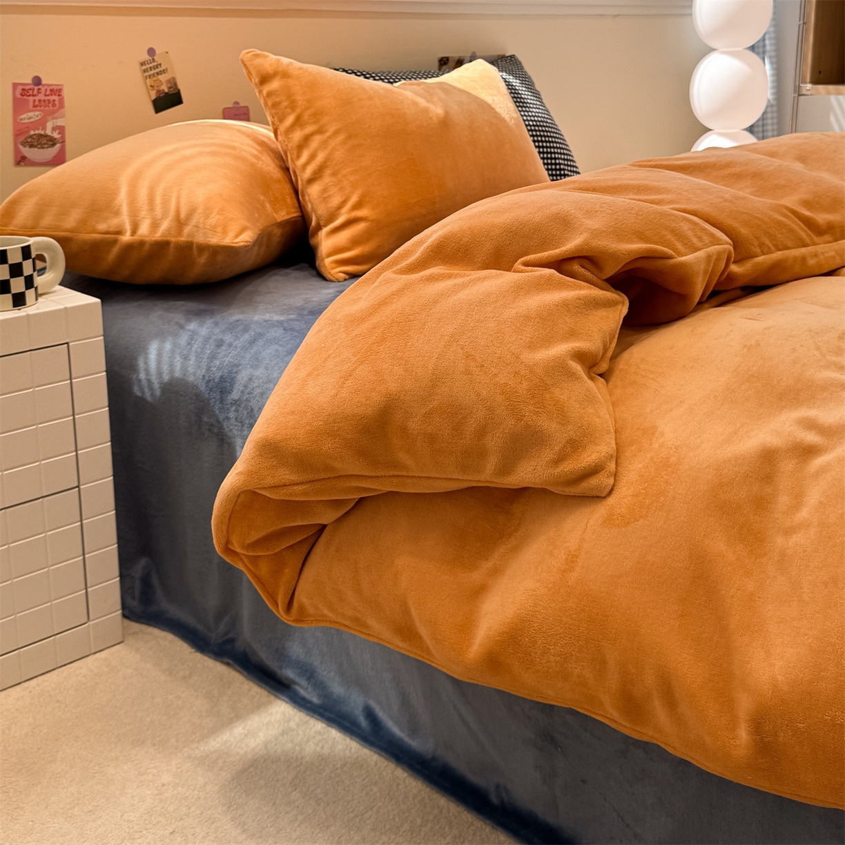 91家纺网 家纺一手货源 找家纺 857家居 2025新款牛奶绒纯色拼格子四件套 深海珊瑚