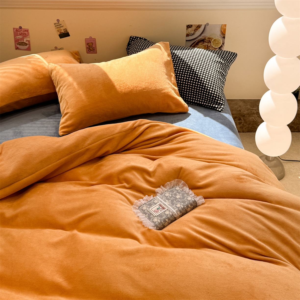 91家纺网 家纺一手货源 找家纺 857家居 2025新款牛奶绒纯色拼格子四件套 深海珊瑚