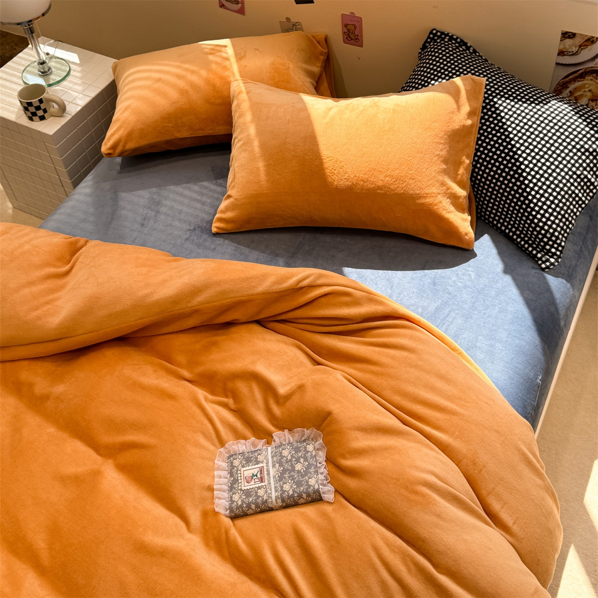 91家纺网 家纺一手货源 找家纺 857家居 2025新款牛奶绒纯色拼格子四件套 深海珊瑚