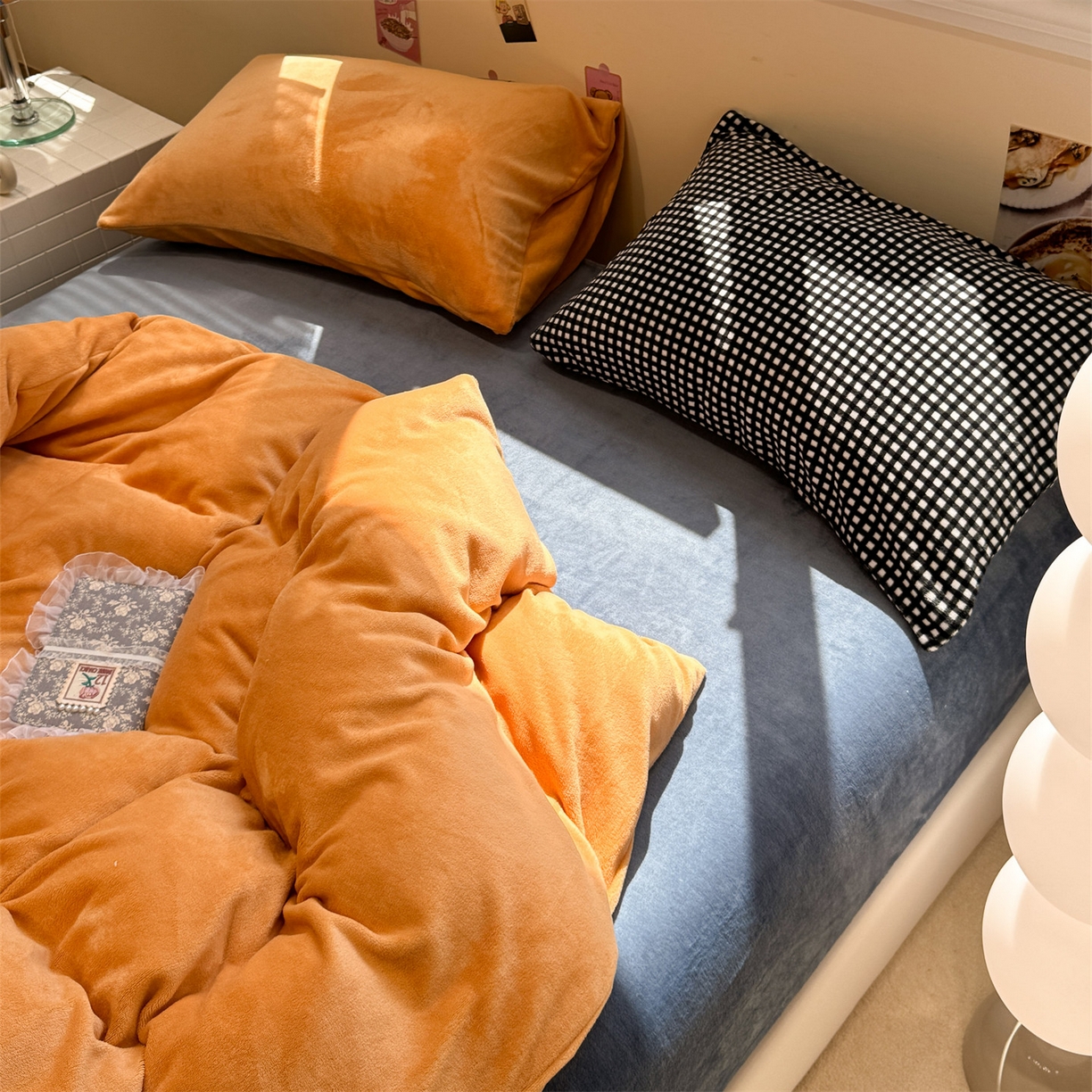 91家纺网 家纺一手货源 找家纺 857家居 2025新款牛奶绒纯色拼格子四件套 深海珊瑚