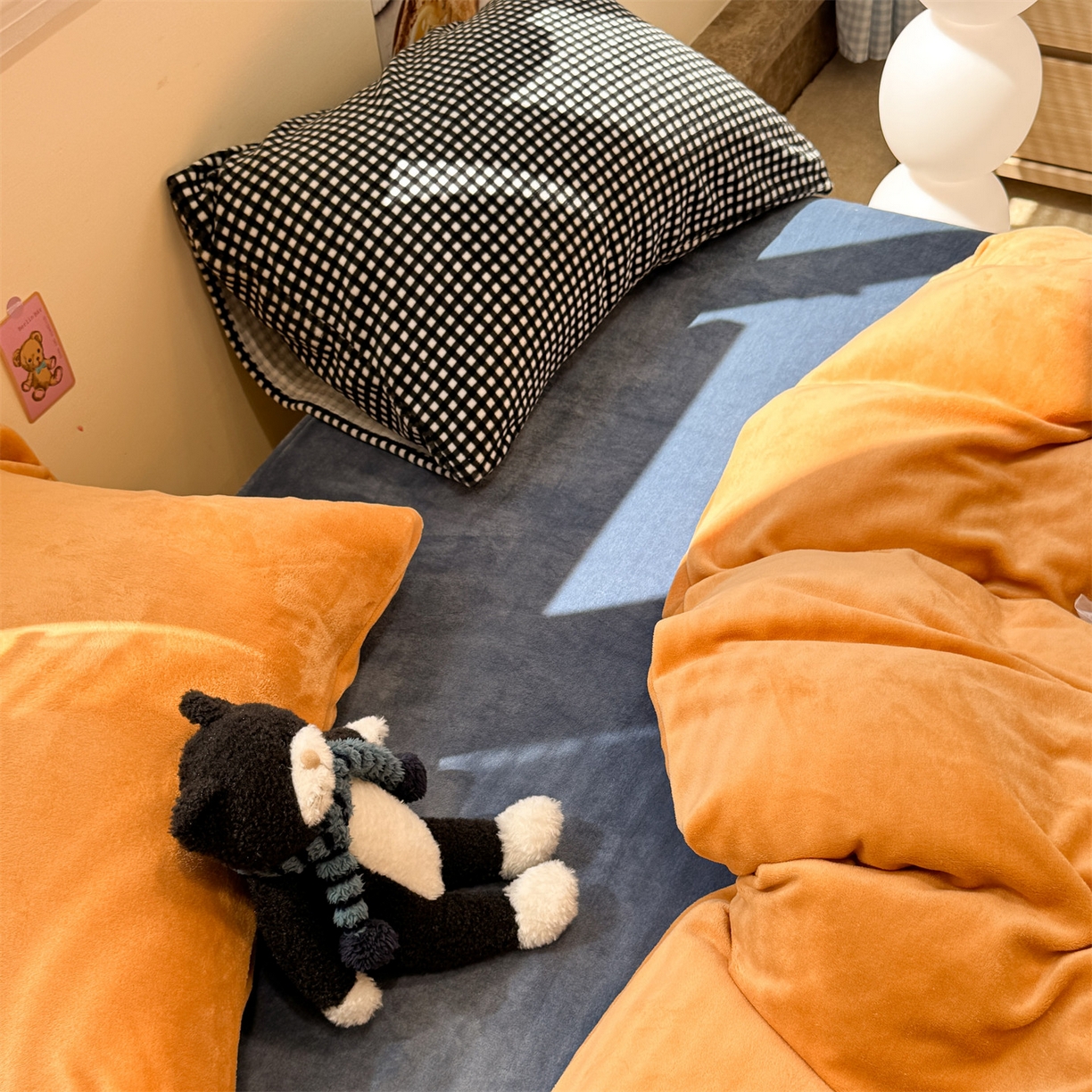 91家纺网 家纺一手货源 找家纺 857家居 2025新款牛奶绒纯色拼格子四件套 深海珊瑚