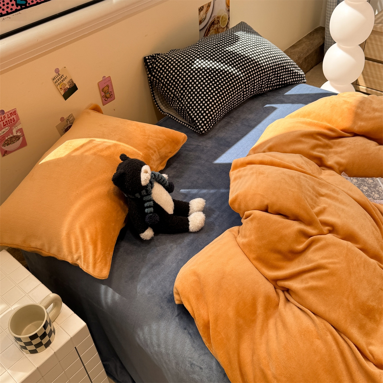 91家纺网 家纺一手货源 找家纺 857家居 2025新款牛奶绒纯色拼格子四件套 深海珊瑚