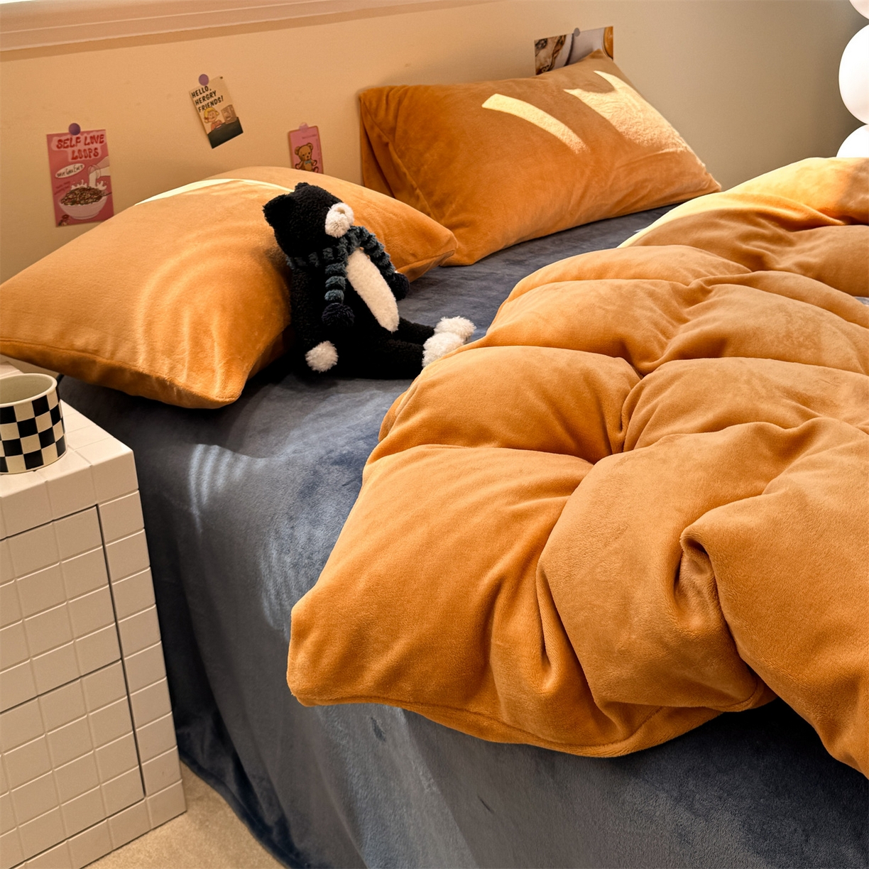 91家纺网 家纺一手货源 找家纺 857家居 2025新款牛奶绒纯色拼格子四件套 深海珊瑚