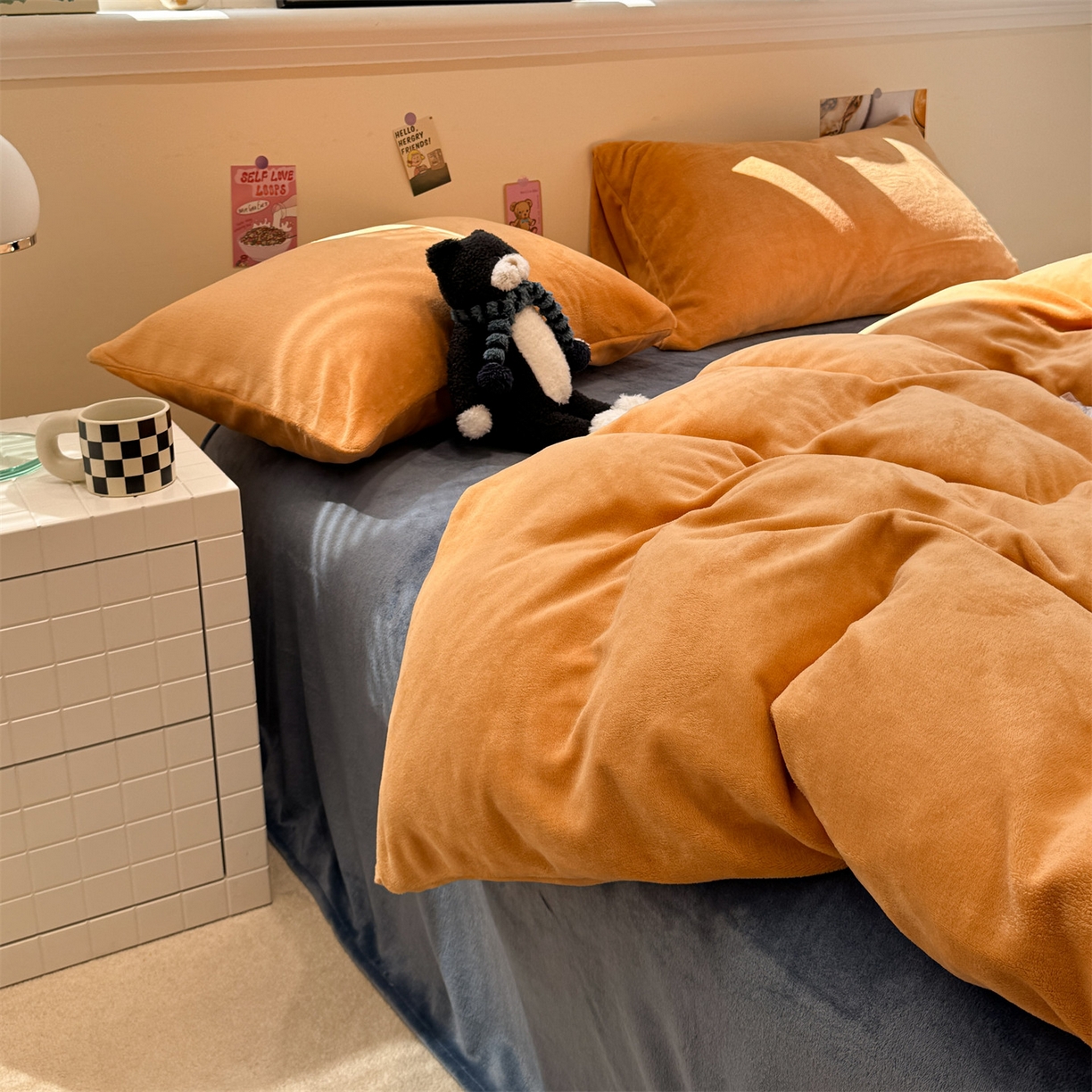 91家纺网 家纺一手货源 找家纺 857家居 2025新款牛奶绒纯色拼格子四件套 深海珊瑚