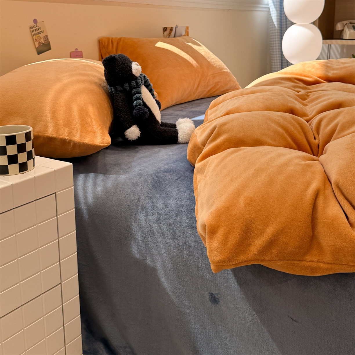 91家纺网 家纺一手货源 找家纺 857家居 2025新款牛奶绒纯色拼格子四件套 深海珊瑚