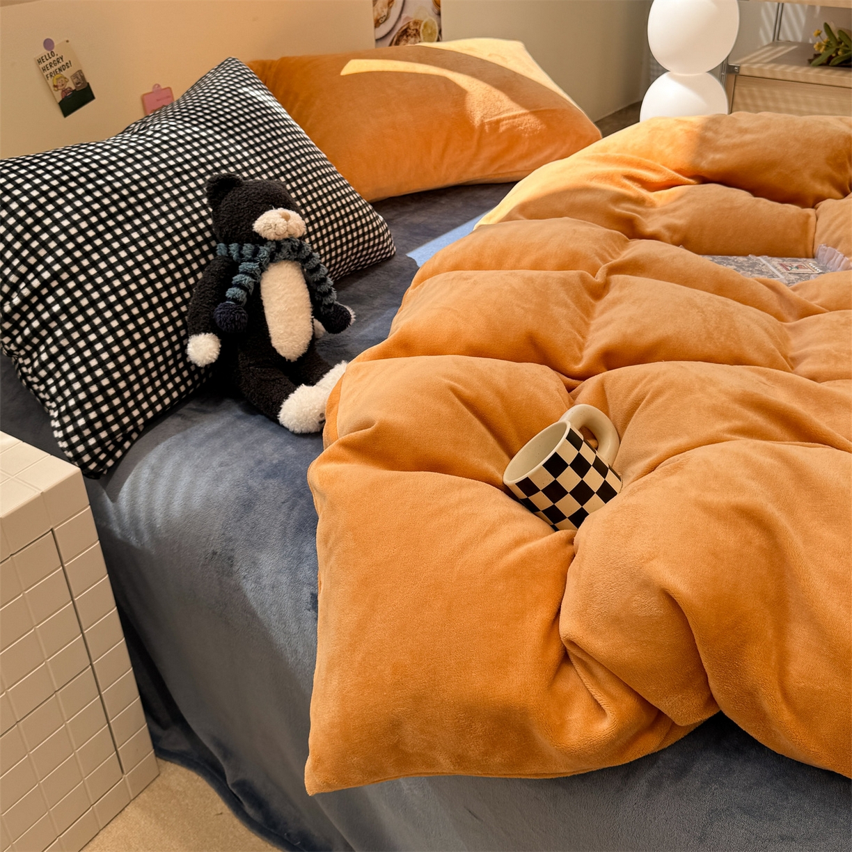 91家纺网 家纺一手货源 找家纺 857家居 2025新款牛奶绒纯色拼格子四件套 深海珊瑚