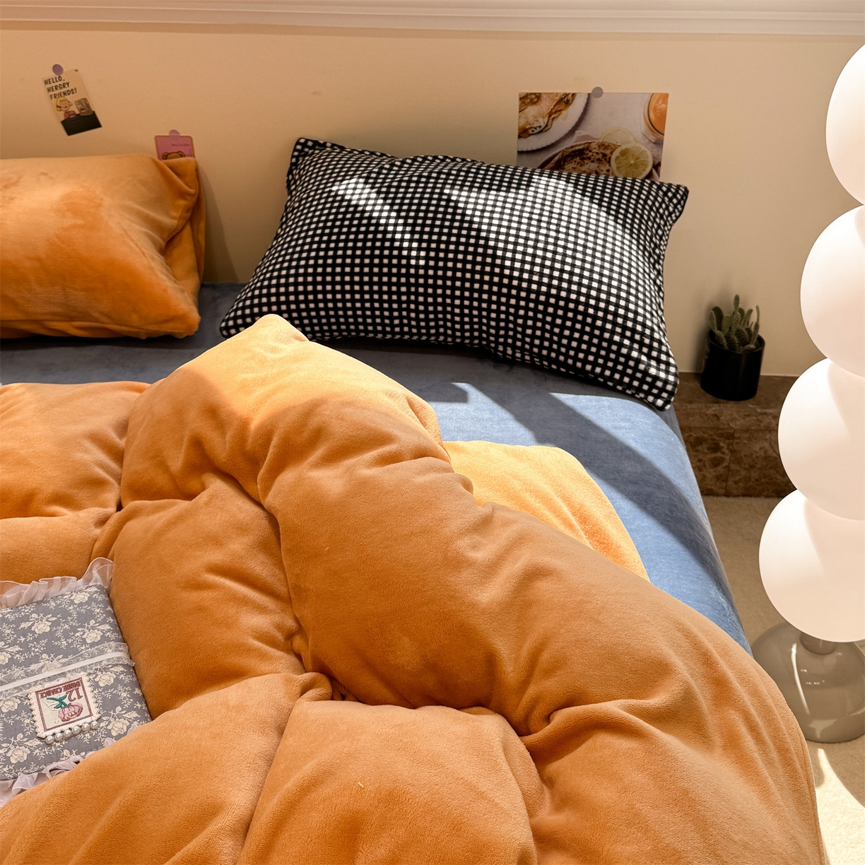 91家纺网 家纺一手货源 找家纺 857家居 2025新款牛奶绒纯色拼格子四件套 深海珊瑚