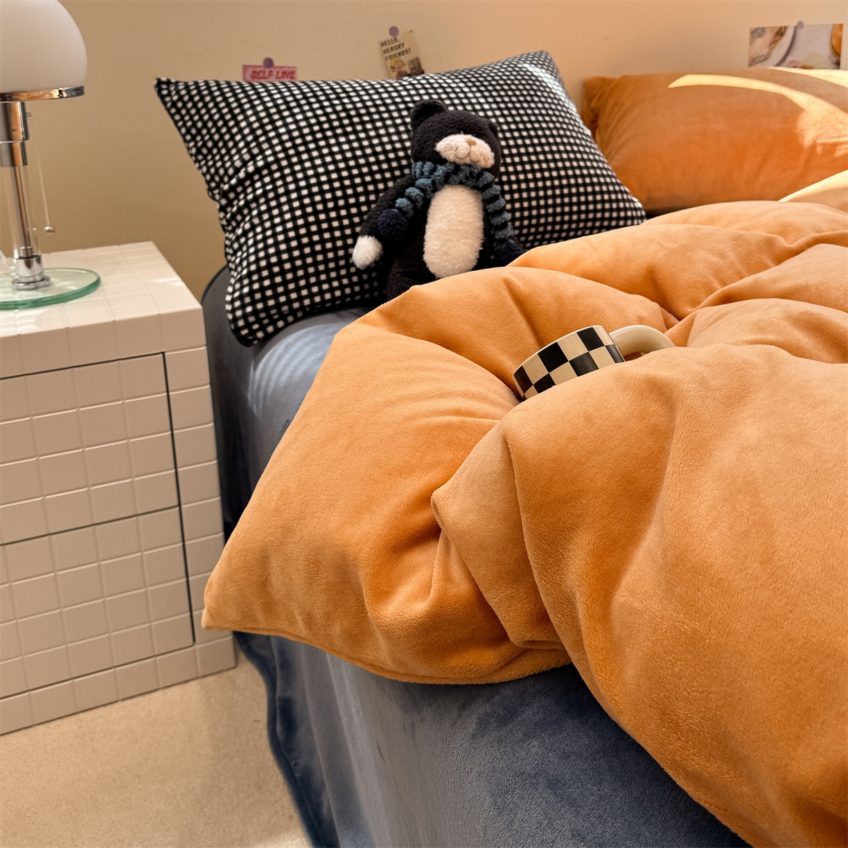 91家纺网 家纺一手货源 找家纺 857家居 2025新款牛奶绒纯色拼格子四件套 深海珊瑚