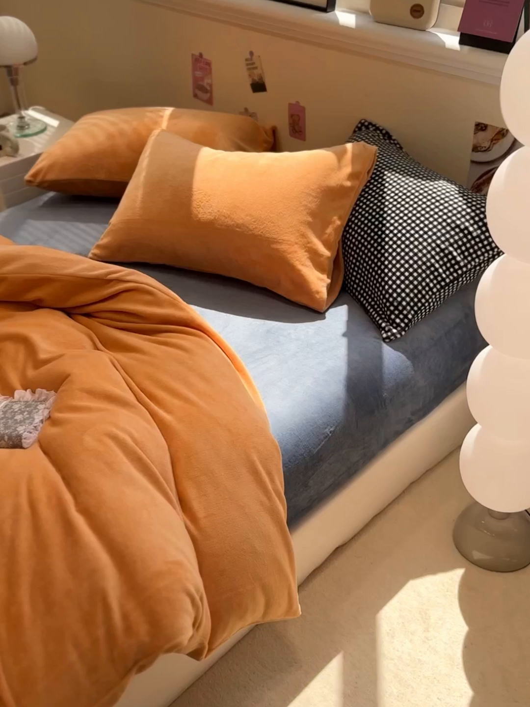 91家纺网 家纺一手货源 找家纺 857家居 2025新款牛奶绒纯色拼格子四件套 深海珊瑚