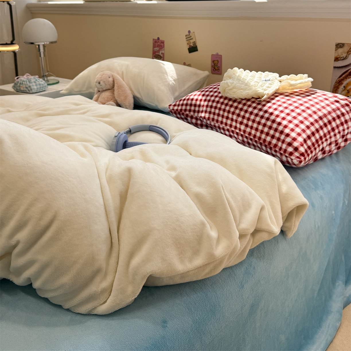 91家纺网 家纺一手货源 找家纺 857家居 2025新款牛奶绒纯色拼格子四件套 天空之镜