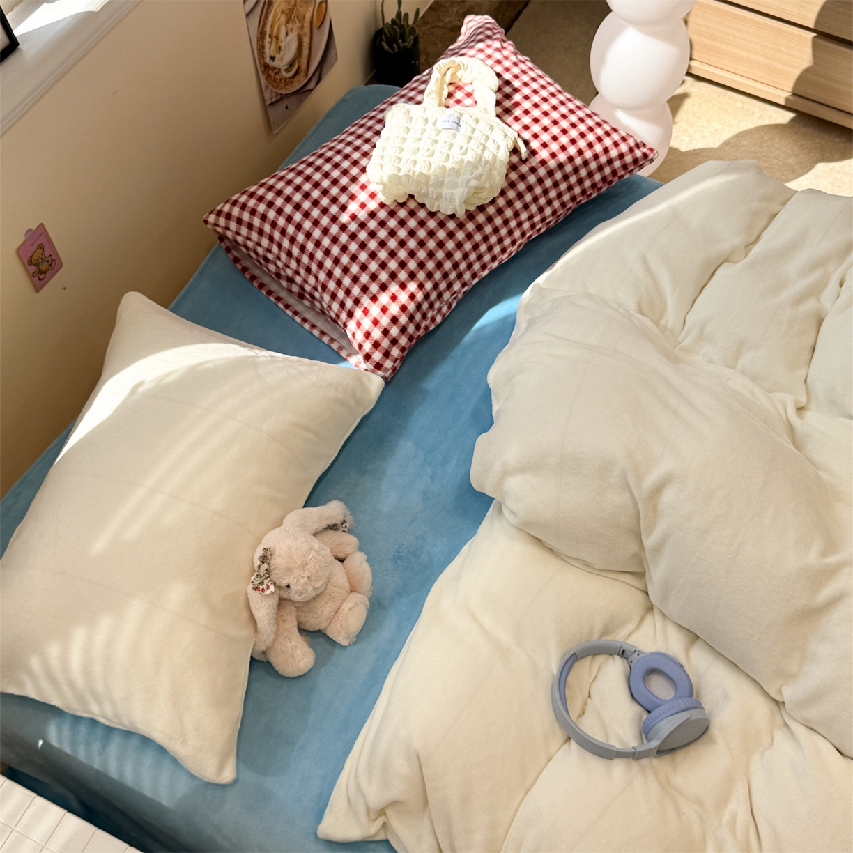 91家纺网 家纺一手货源 找家纺 857家居 2025新款牛奶绒纯色拼格子四件套 天空之镜