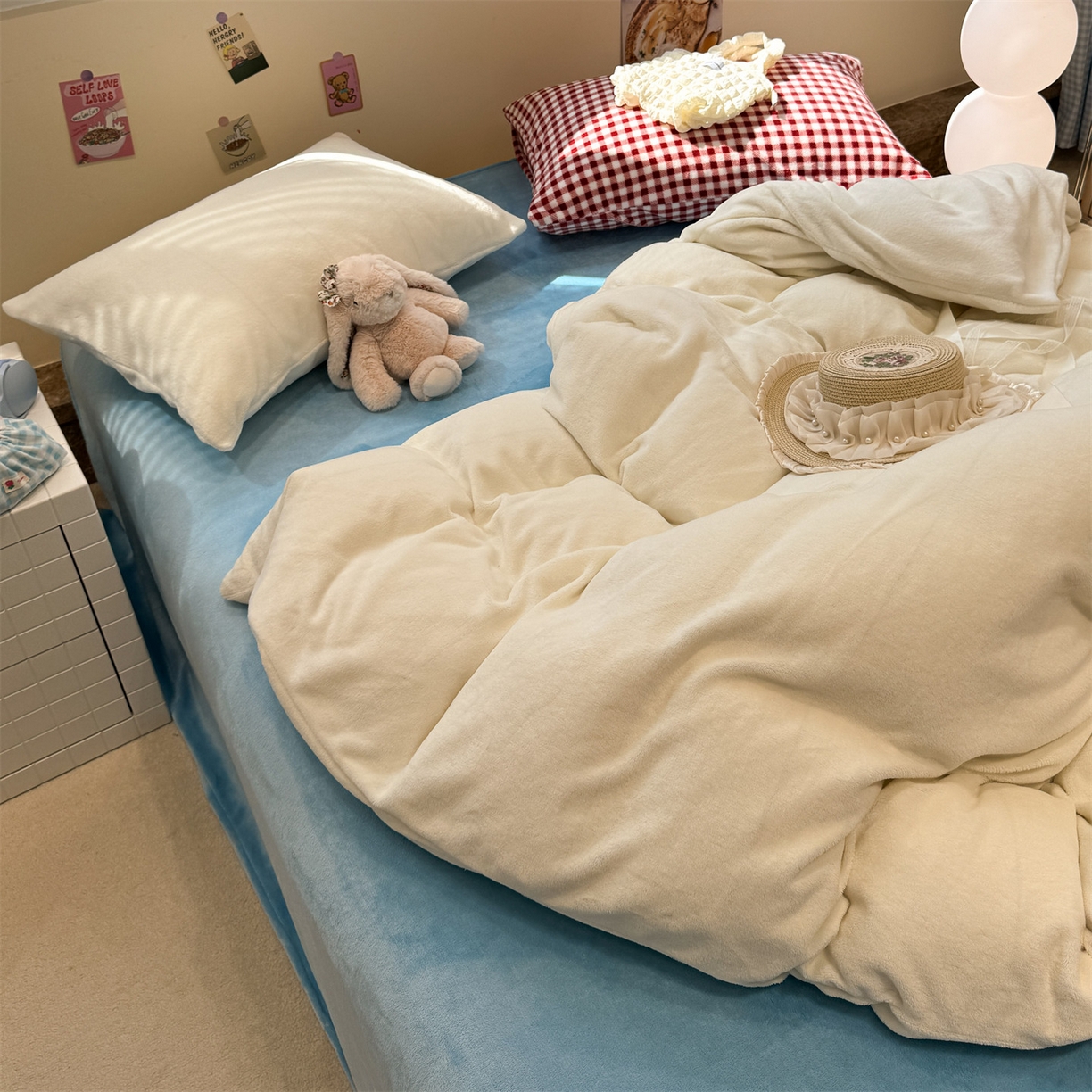 91家纺网 家纺一手货源 找家纺 857家居 2025新款牛奶绒纯色拼格子四件套 天空之镜