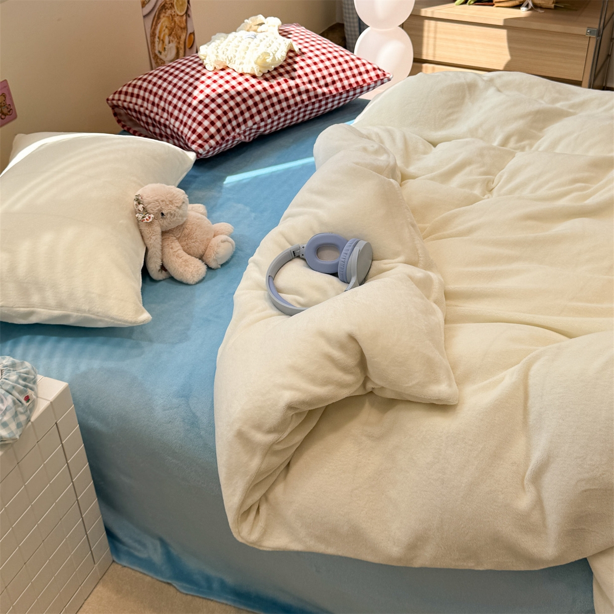 91家纺网 家纺一手货源 找家纺 857家居 2025新款牛奶绒纯色拼格子四件套 天空之镜