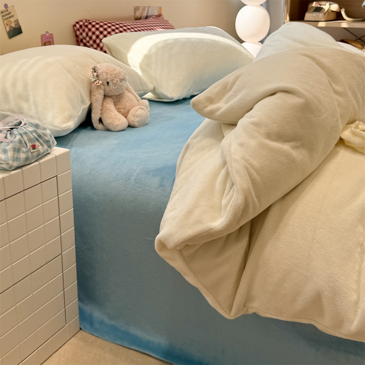 91家纺网 家纺一手货源 找家纺 857家居 2025新款牛奶绒纯色拼格子四件套 天空之镜