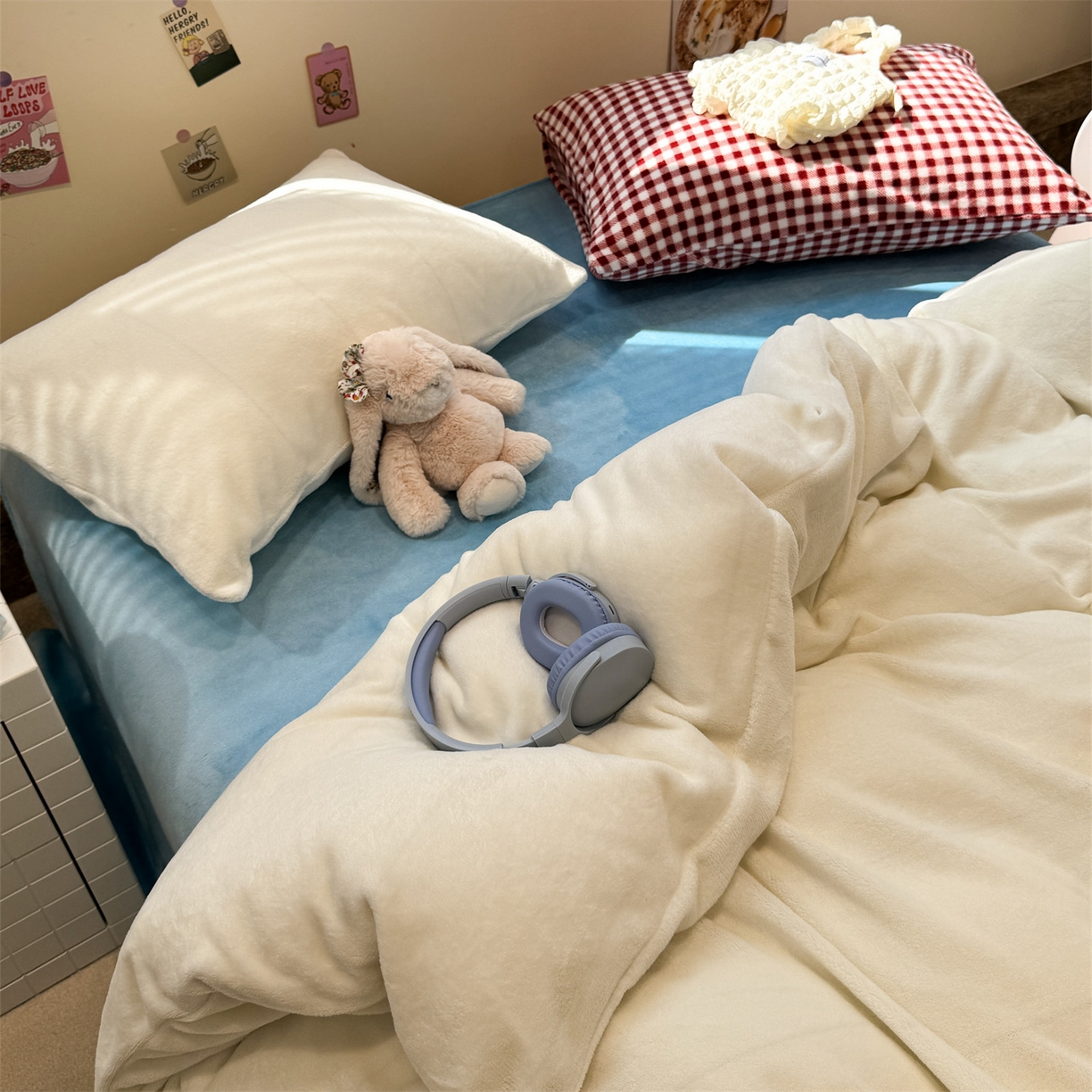 91家纺网 家纺一手货源 找家纺 857家居 2025新款牛奶绒纯色拼格子四件套 天空之镜