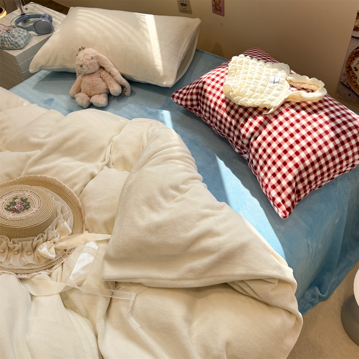 91家纺网 家纺一手货源 找家纺 857家居 2025新款牛奶绒纯色拼格子四件套 天空之镜