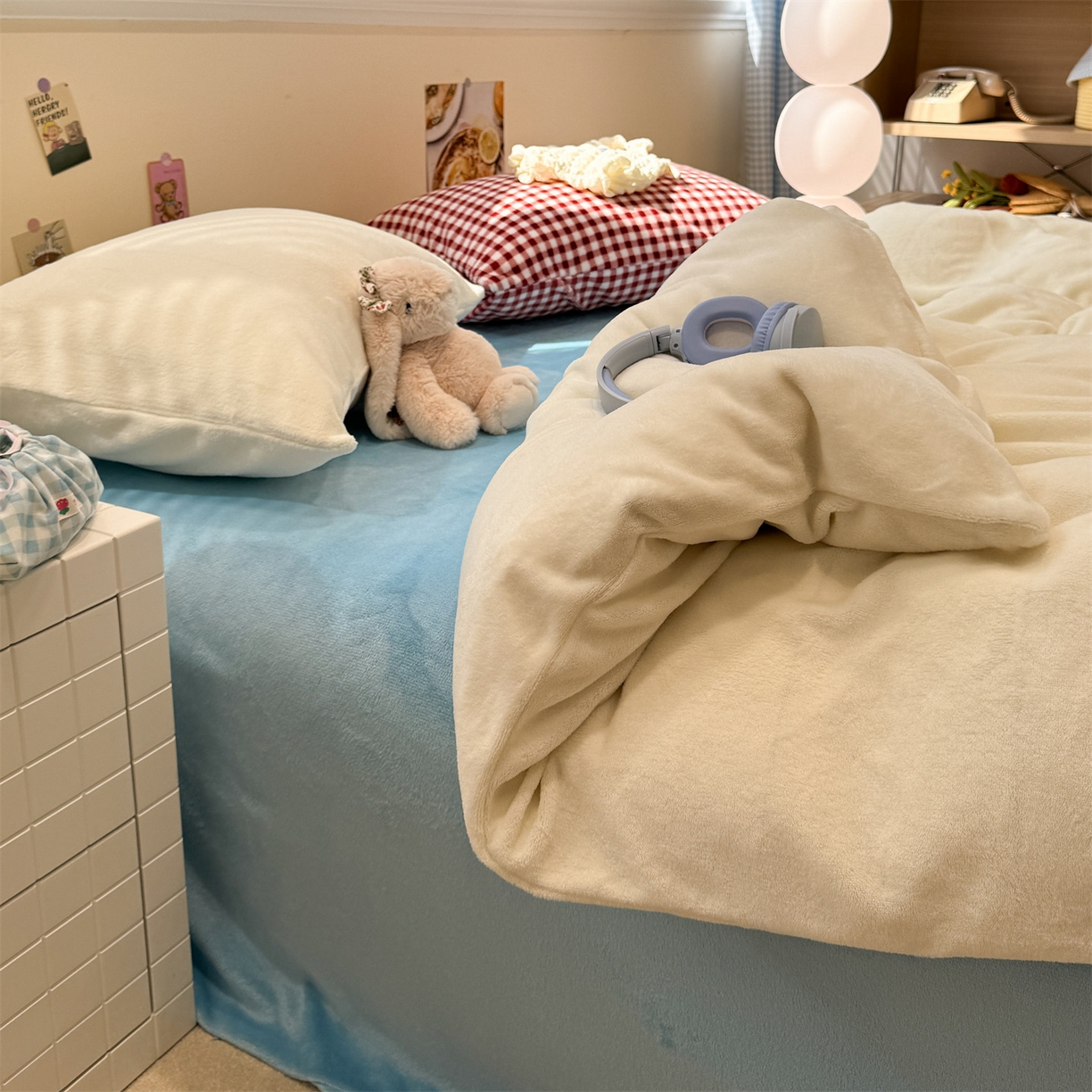 91家纺网 家纺一手货源 找家纺 857家居 2025新款牛奶绒纯色拼格子四件套 天空之镜