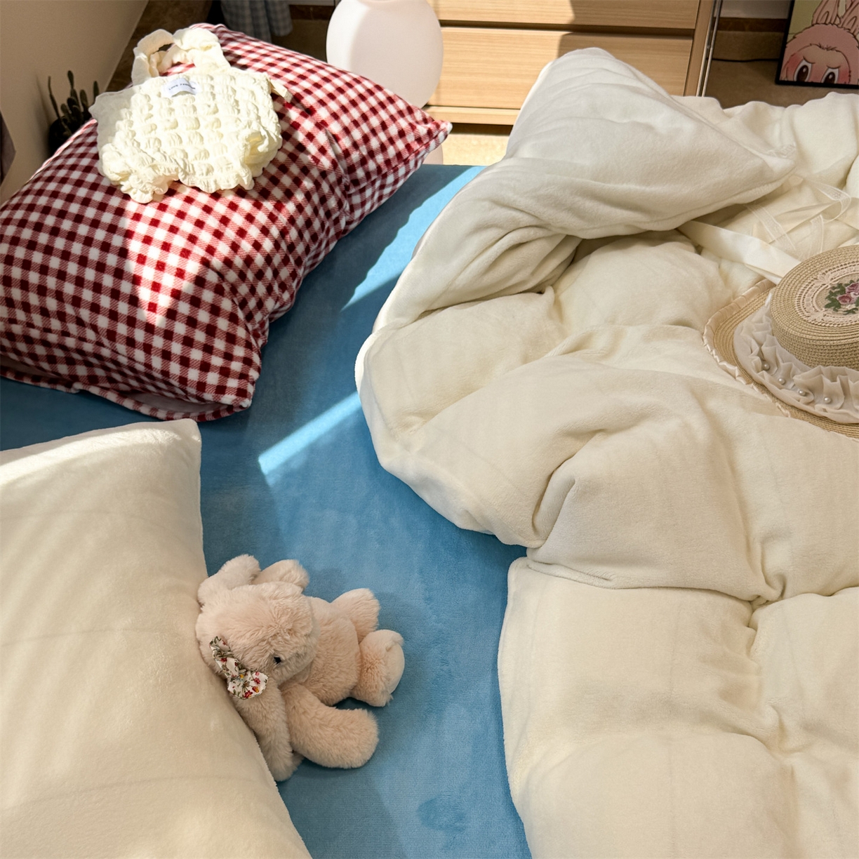 91家纺网 家纺一手货源 找家纺 857家居 2025新款牛奶绒纯色拼格子四件套 天空之镜