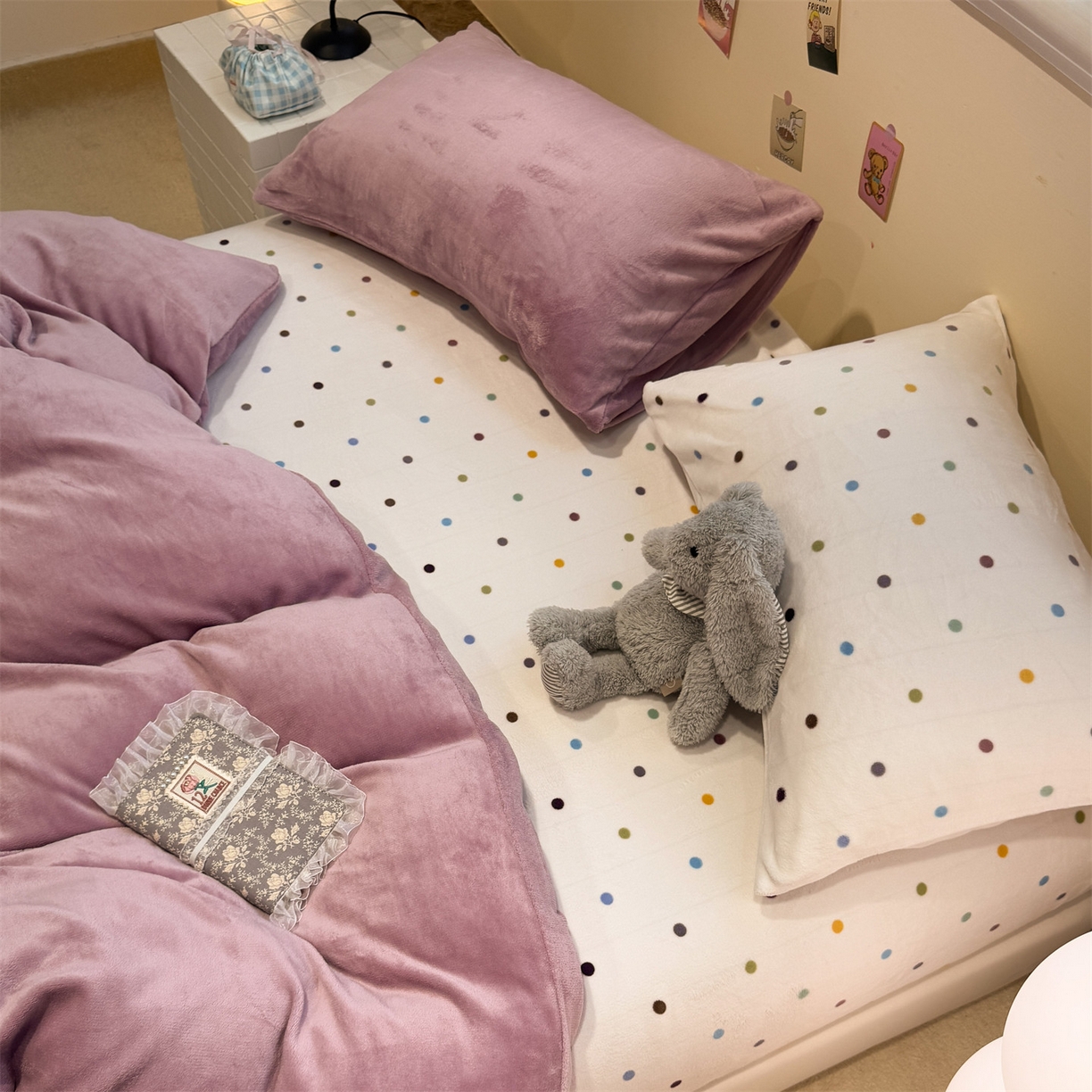 91家纺网 家纺一手货源 找家纺 857家居 2025新款牛奶绒纯色拼格子四件套 芋泥波波