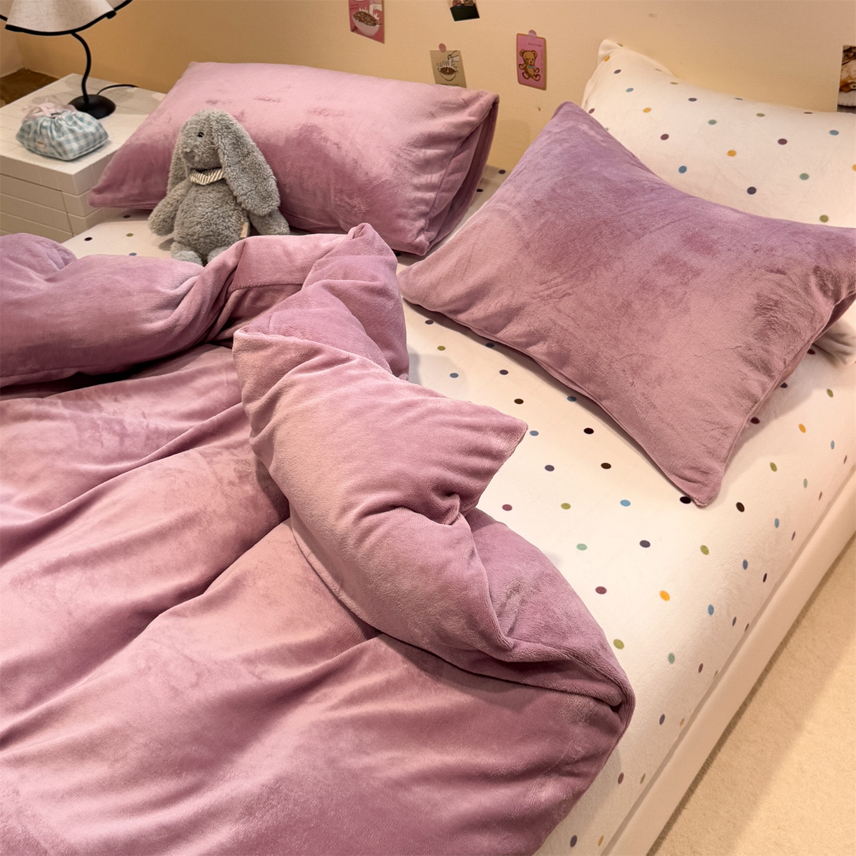 91家纺网 家纺一手货源 找家纺 857家居 2025新款牛奶绒纯色拼格子四件套 芋泥波波