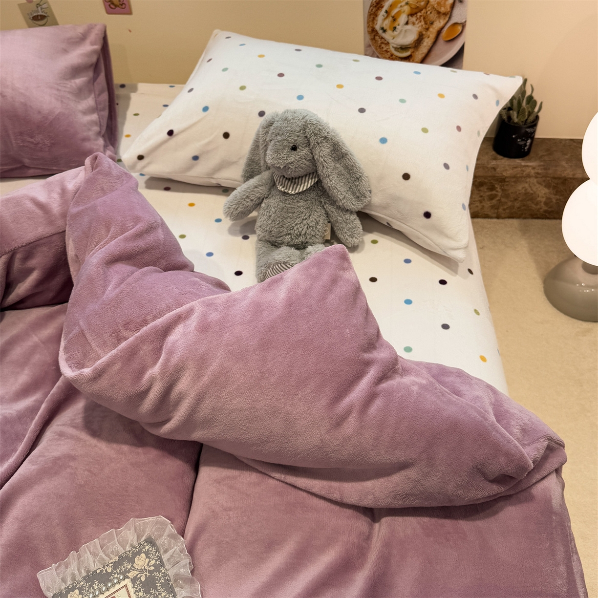 91家纺网 家纺一手货源 找家纺 857家居 2025新款牛奶绒纯色拼格子四件套 芋泥波波