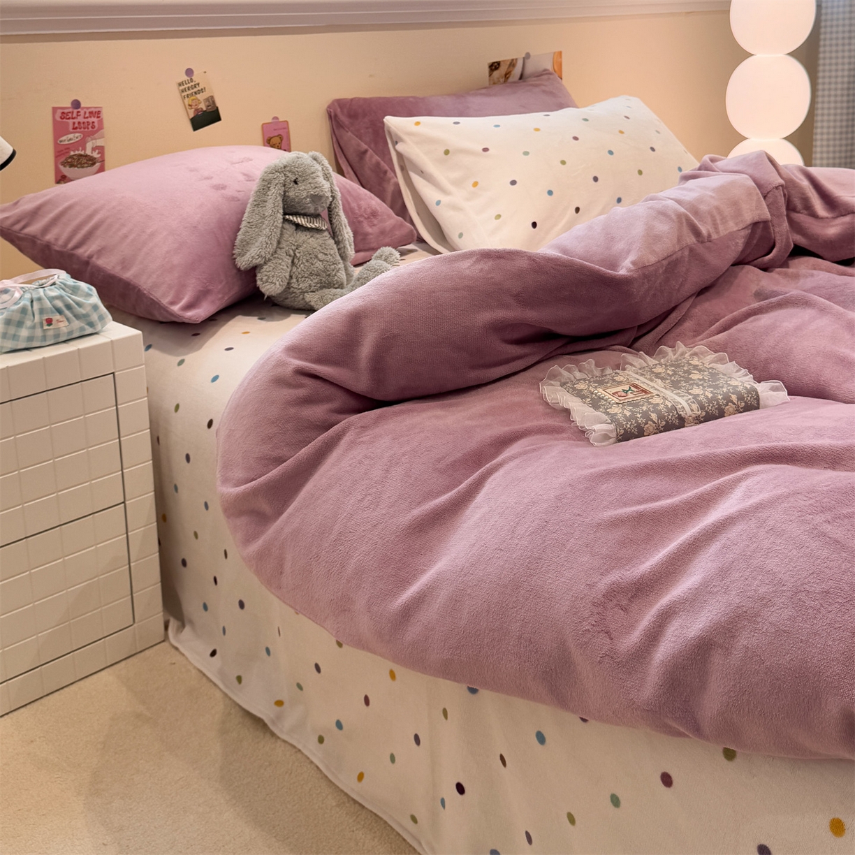 91家纺网 家纺一手货源 找家纺 857家居 2025新款牛奶绒纯色拼格子四件套 芋泥波波