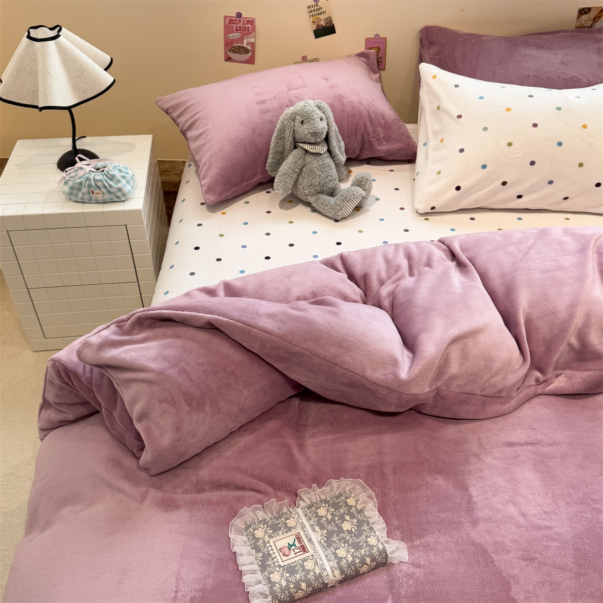 91家纺网 家纺一手货源 找家纺 857家居 2025新款牛奶绒纯色拼格子四件套 芋泥波波