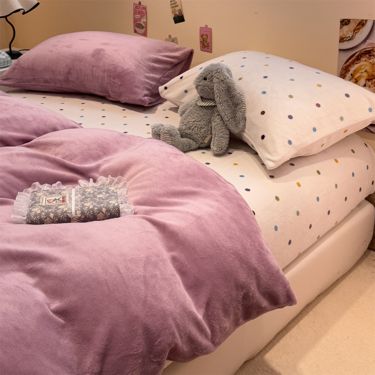 91家纺网 家纺一手货源 找家纺 857家居 2025新款牛奶绒纯色拼格子四件套 芋泥波波