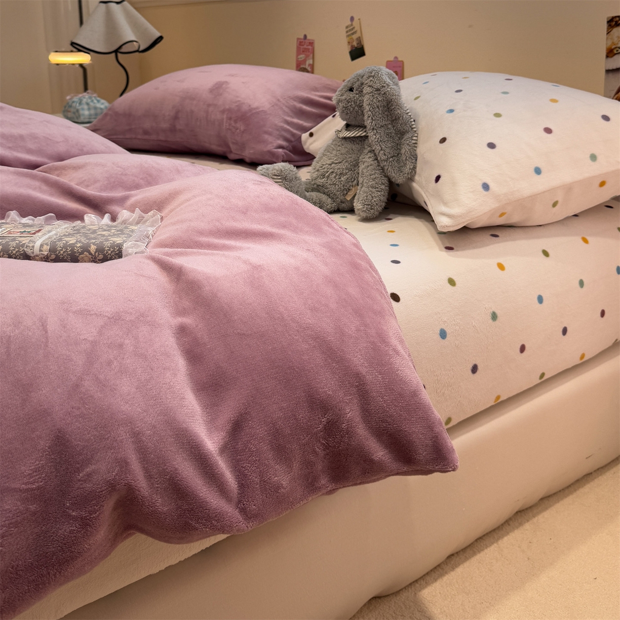 91家纺网 家纺一手货源 找家纺 857家居 2025新款牛奶绒纯色拼格子四件套 芋泥波波