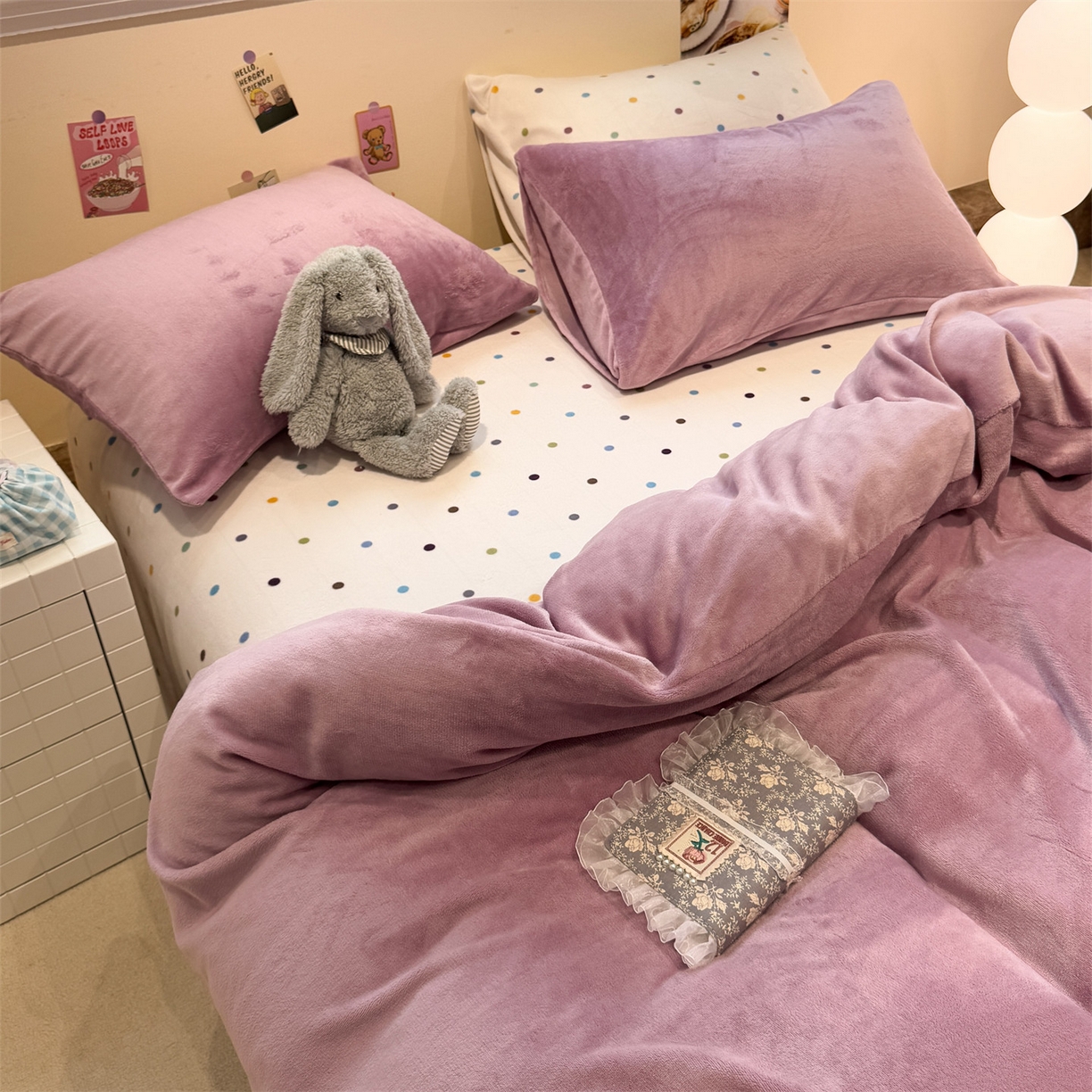 91家纺网 家纺一手货源 找家纺 857家居 2025新款牛奶绒纯色拼格子四件套 芋泥波波