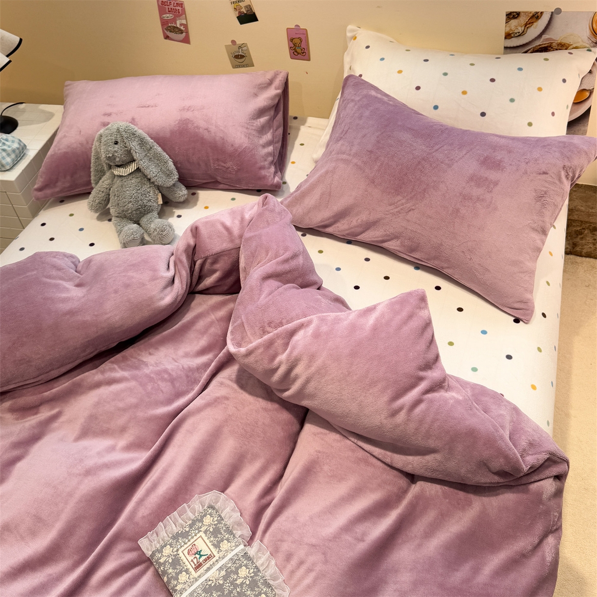 91家纺网 家纺一手货源 找家纺 857家居 2025新款牛奶绒纯色拼格子四件套 芋泥波波