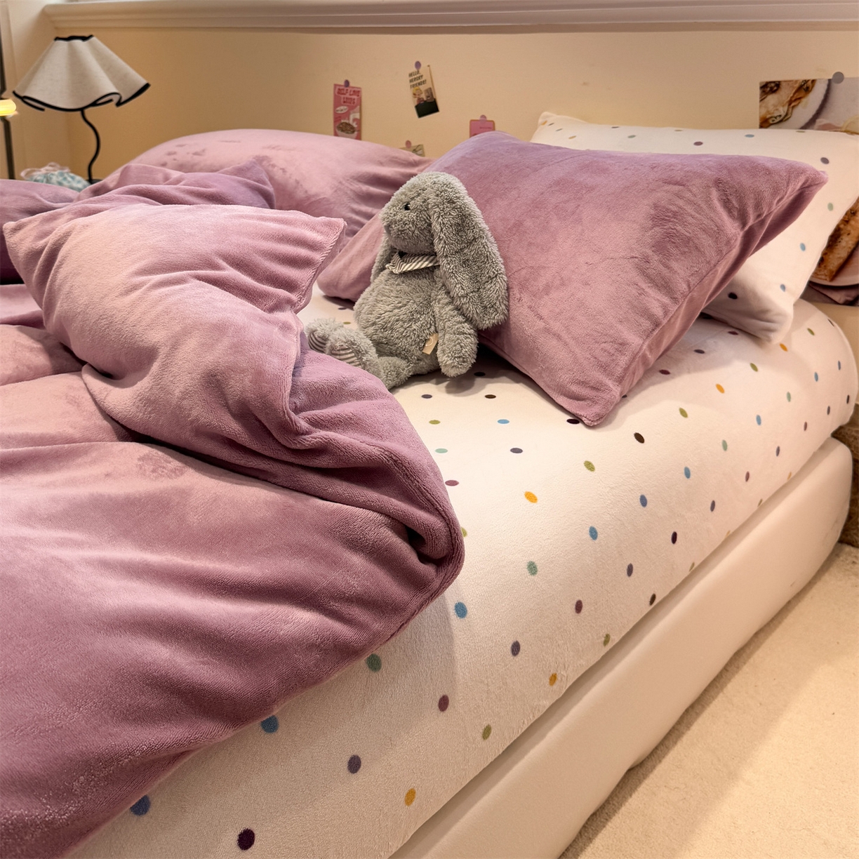 91家纺网 家纺一手货源 找家纺 857家居 2025新款牛奶绒纯色拼格子四件套 芋泥波波