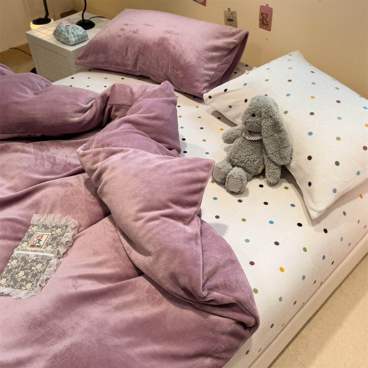 91家纺网 家纺一手货源 找家纺 857家居 2025新款牛奶绒纯色拼格子四件套 芋泥波波