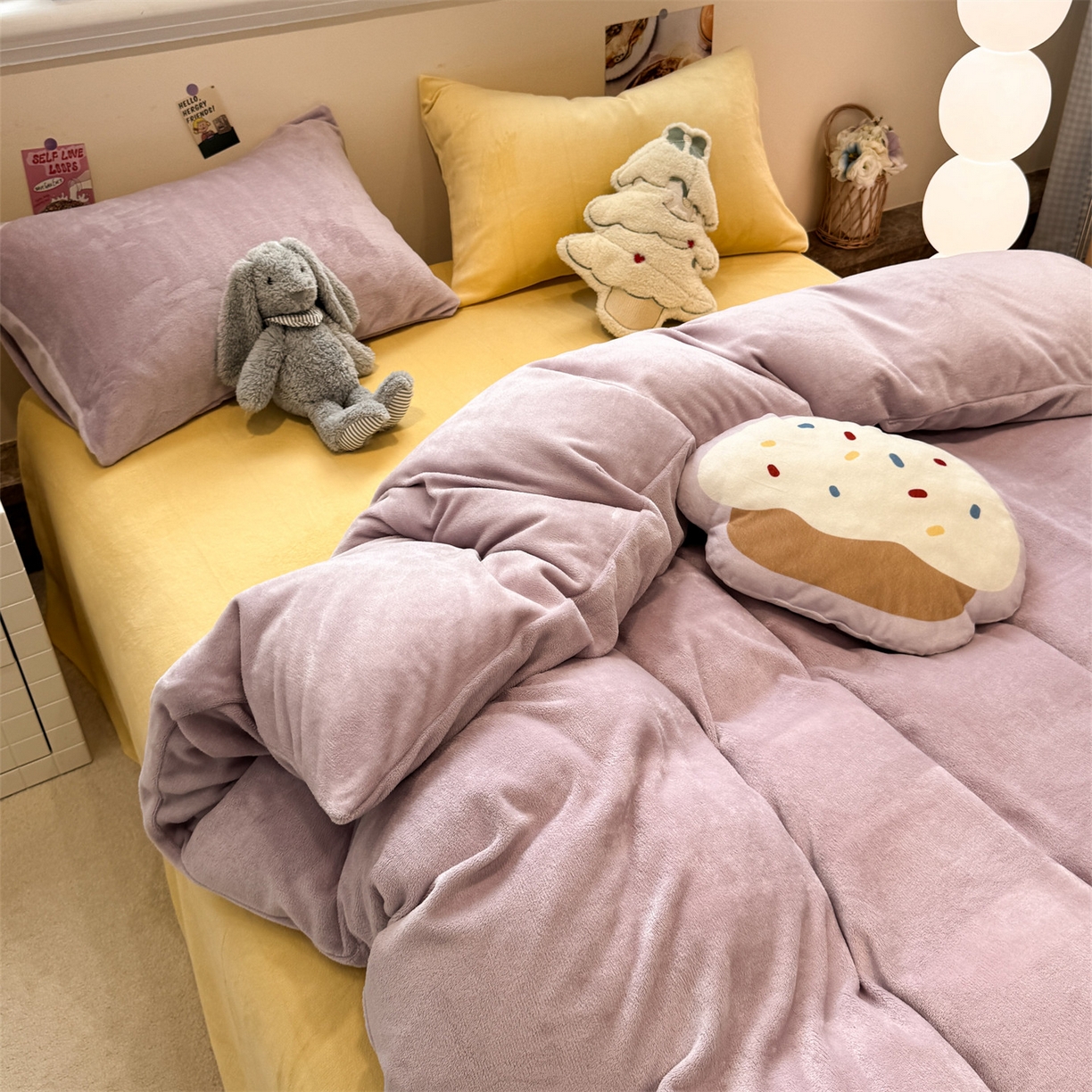 91家纺网 家纺一手货源 找家纺 857家居 2025新款牛奶绒纯色拼格子四件套 芋泥奶酪