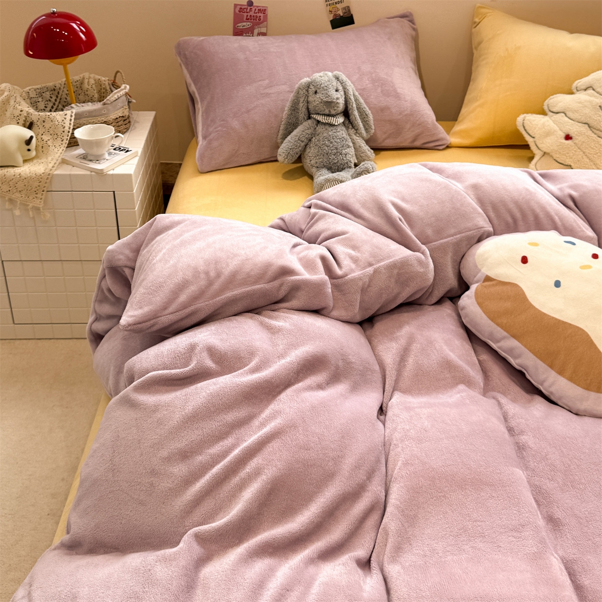 91家纺网 家纺一手货源 找家纺 857家居 2025新款牛奶绒纯色拼格子四件套 芋泥奶酪