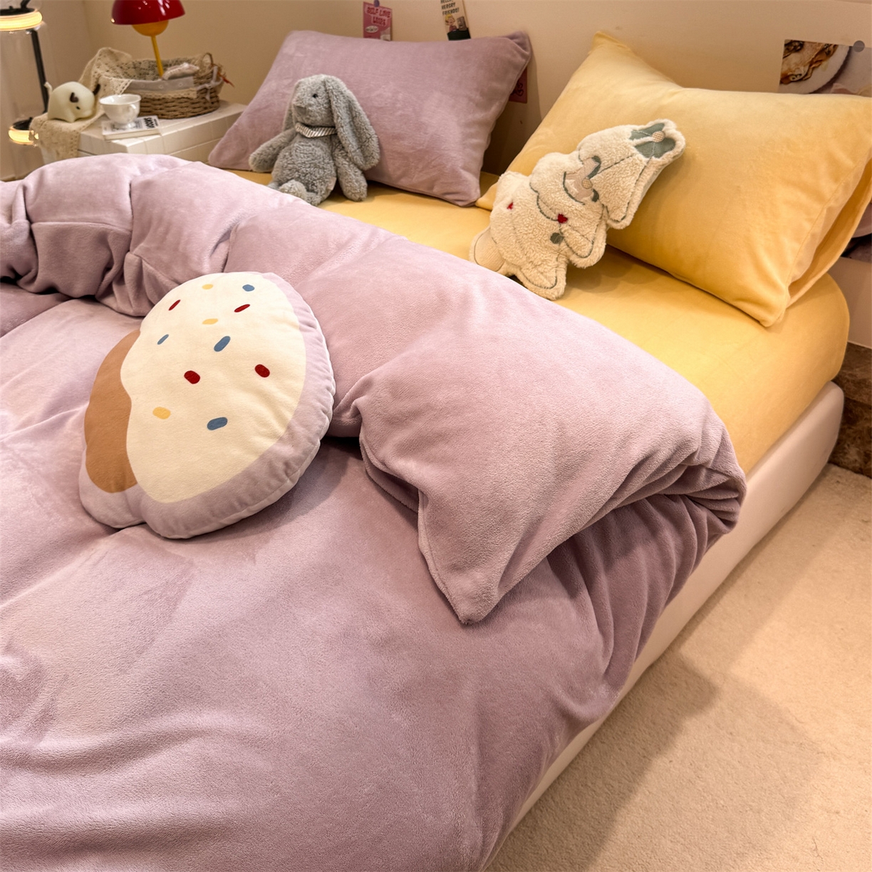 91家纺网 家纺一手货源 找家纺 857家居 2025新款牛奶绒纯色拼格子四件套 芋泥奶酪