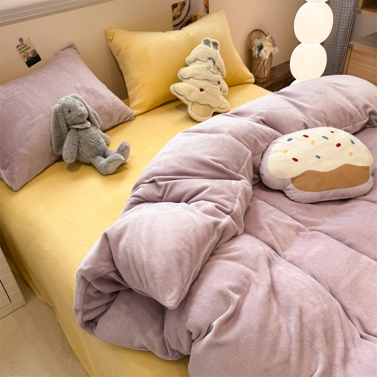 91家纺网 家纺一手货源 找家纺 857家居 2025新款牛奶绒纯色拼格子四件套 芋泥奶酪